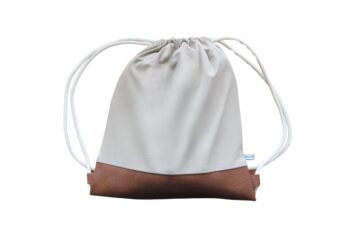 sac à dos noisettes sur fond blanc