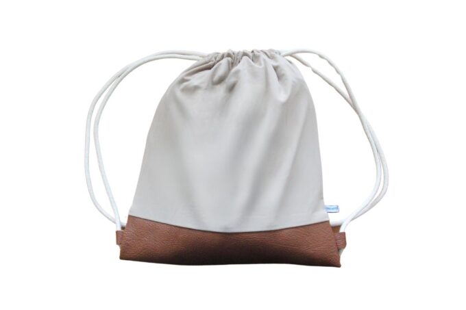 sac à dos noisettes sur fond blanc