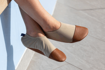 Chaussons souples Les Petites Noisettes aux pieds d'un enfant