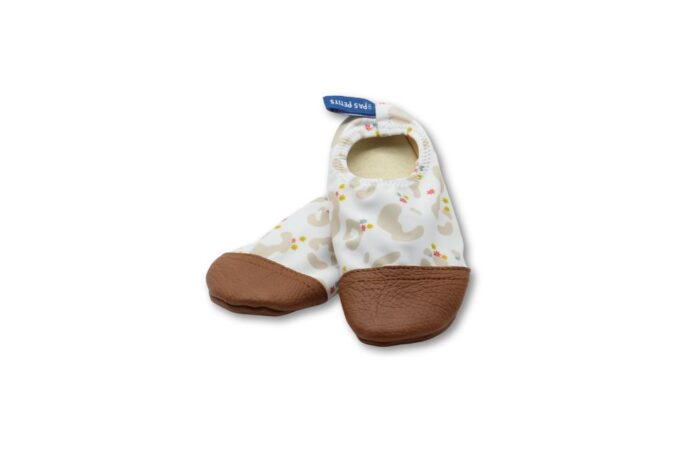 les petits leopards camel photo fond blanc