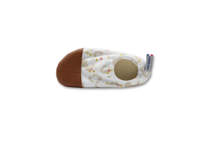 les petits léopards camel photo fond blanc - pied droit
