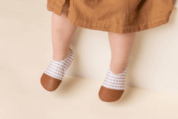 Les Petits Vichy aux pieds d'une petite fille