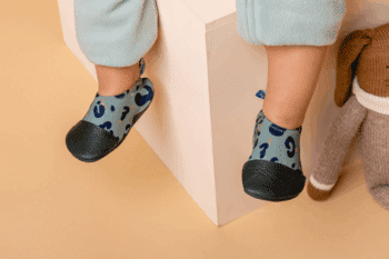 Les Petits Léopards aux pieds d'un bébé