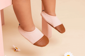 Les Petites Roses aux pieds d'un bébé