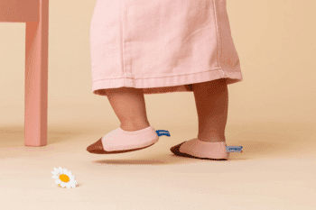 Les Petites Roses aux pieds d'un bébé qui marche