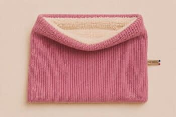 Les Petits Tours de cou Tricots Vieux rose avec doublure sur fond blanc