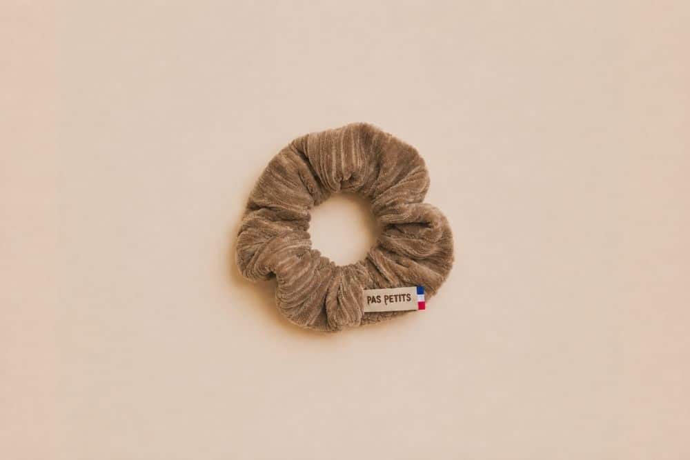 Les Petits Chouchous Velours Noisettes sur fond blanc