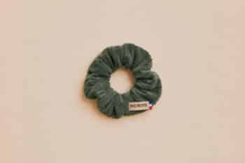 Les Petits Chouchous Velours Gris vert sur fond blanc
