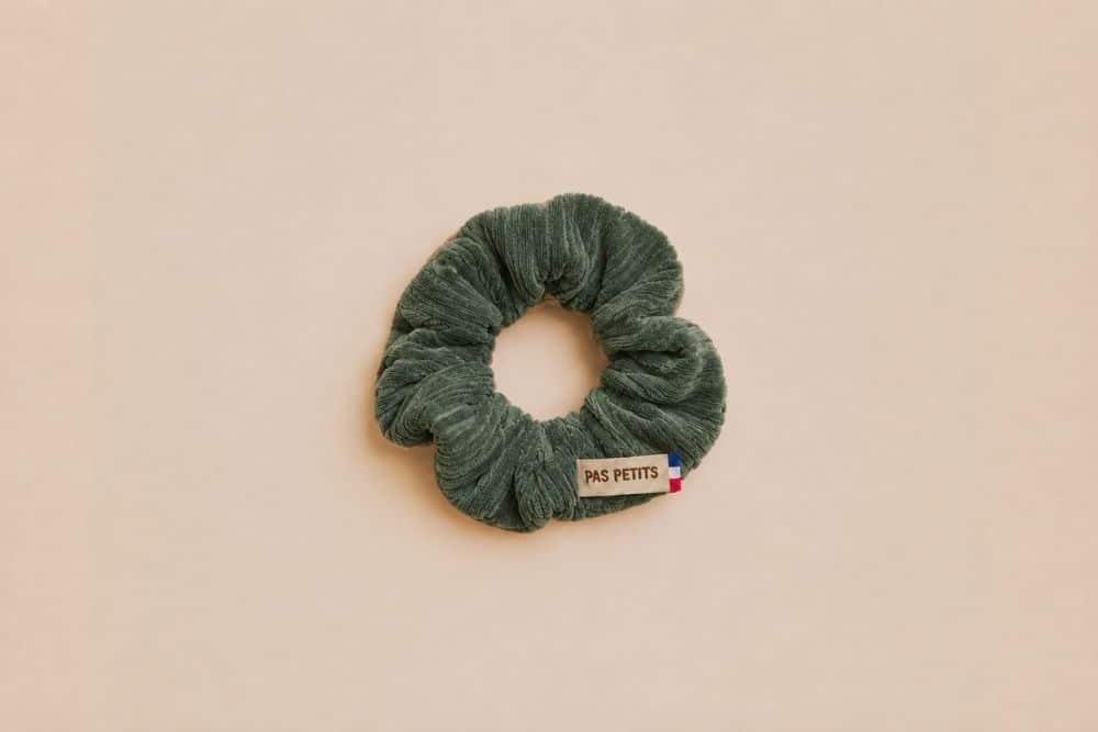 Les Petits Chouchous Velours Gris vert sur fond blanc