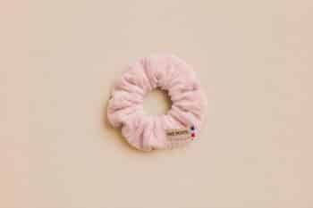 Les Petits Chouchous Velours Rose pâle sur fond blanc