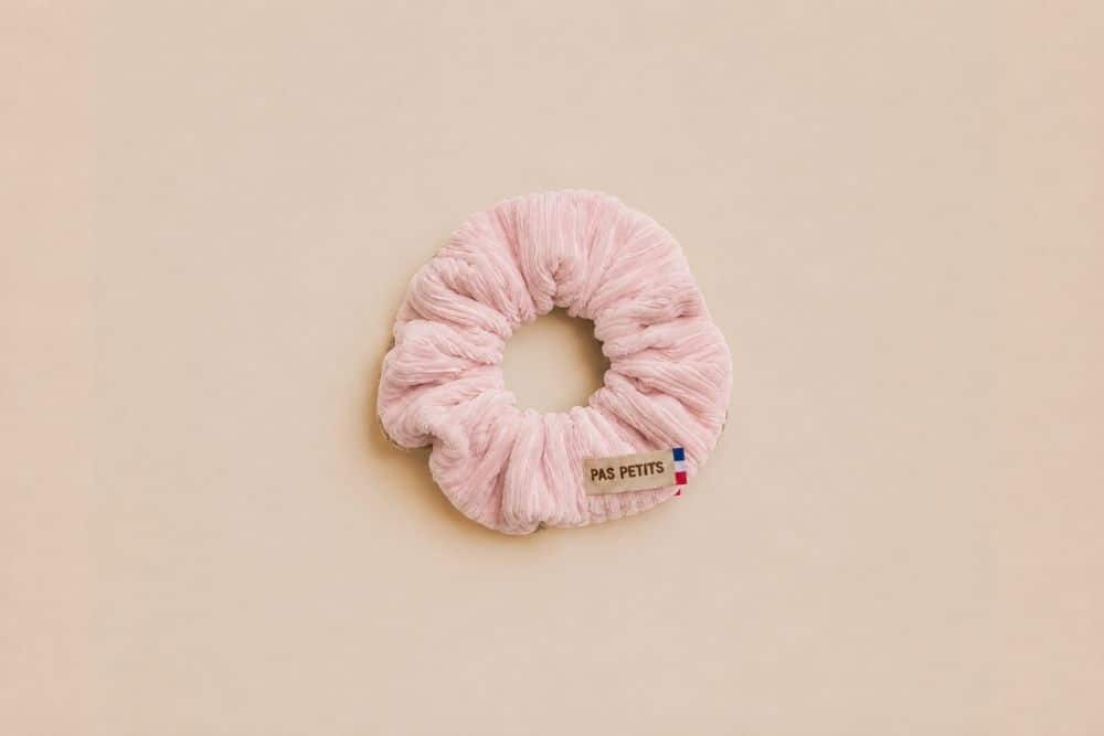 Les Petits Chouchous Velours Rose pâle sur fond blanc