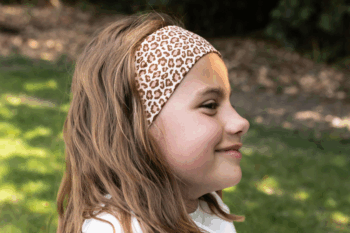 Bandeaux Léopard dans les cheveux d'une petite fille
