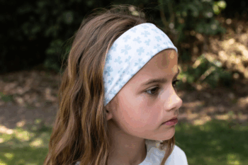 Bandeau Trèfles dans les cheveux d'une petite fille