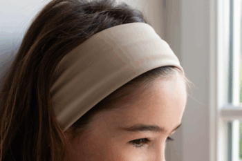 Focus du bandeau Noisettes dans les cheveux d'une petite fille