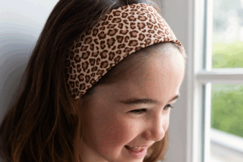 Bandeau léopard dans les cheveux d'une brune
