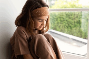 Bandeau Pois dans les cheveux d'une fille