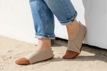 Les Petites Noisettes aux pieds d'une femme