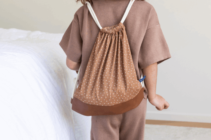Petit sac à dos marron clair à motif pois pour enfant