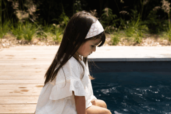 Bandeau Marguerites dans les cheveux d'une petite fille