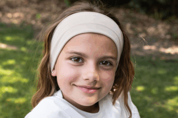 Bandeau Noisettes dans les cheveux d'une petite fille