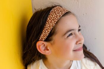 Bandeau léon sur les cheveux d'une petite fille