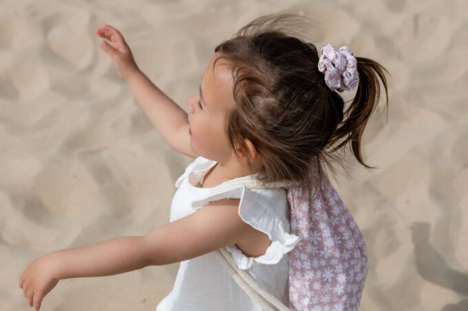 chouchou marguerite sur une petite fille à la plage