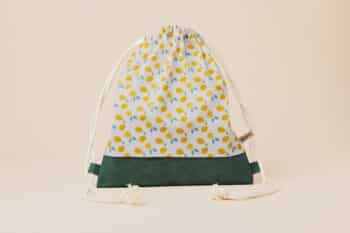 Les Petits Sacs Citrons Jaunes de face sur fond blanc