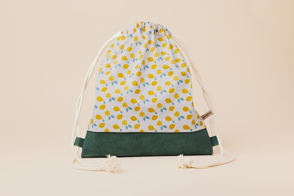 Les Petits Sacs Citrons Jaunes de face sur fond blanc