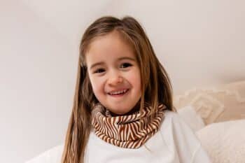 Les Petits Tours de cou Zèbres sans doublure, au cou d'une petite fille