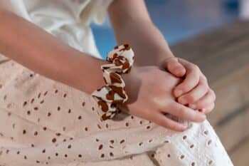 Les Petits Chouchous Vaches au poignet d'un enfant