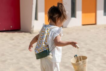 sac Citrons Jaunes sur une petite fille à la plage