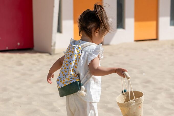 sac Citrons Jaunes sur une petite fille à la plage