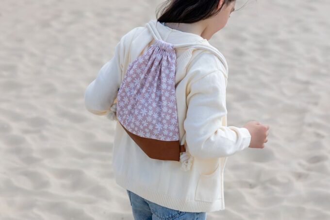 sac à dos Marguerites sur le dos d'une adolescente