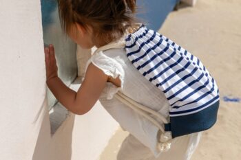 sac à dos Marins sur une petite fille à la plage
