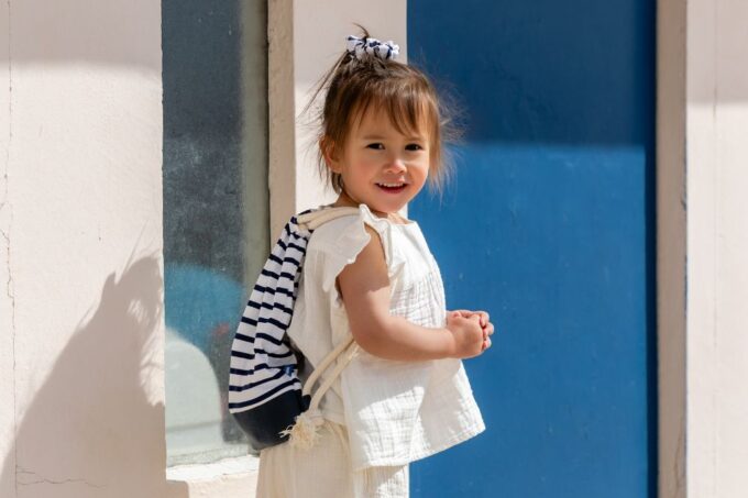 sac à dos Marins sur une petite fille avec chouchou Marins
