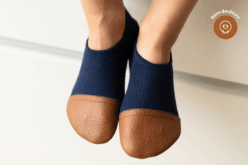 Les Petits Jerseys Bleu profond aux pieds d'un enfant