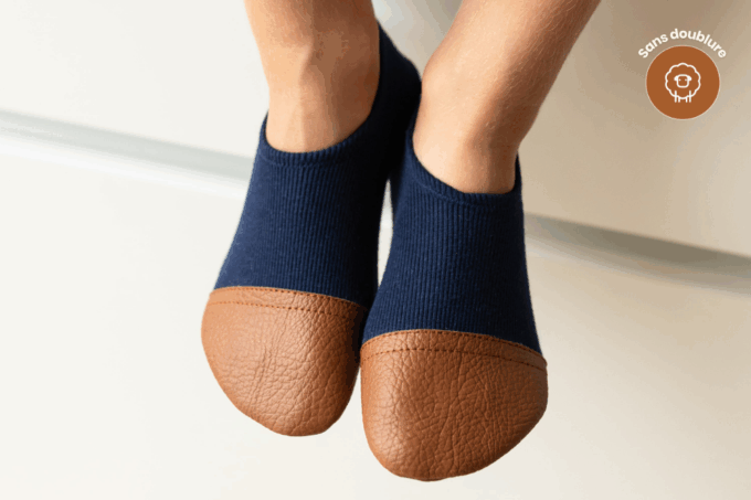 Les Petits Jerseys Bleu profond aux pieds d'un enfant