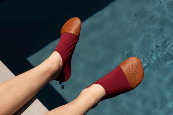 Chaussons souples couleur cherry dans l'eau