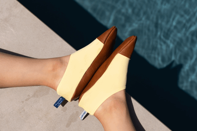 Chaussons souples de couleur jaune