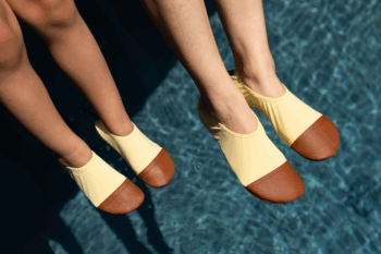 Chaussons souples de couleur jaune aux pieds d'un enfant et d'un adulte