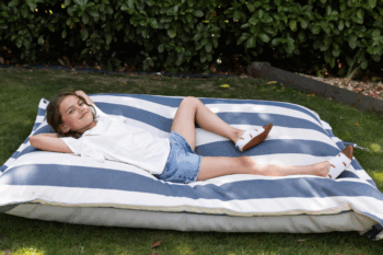 Chaussons souples au motif teckels aux pieds d'une fille