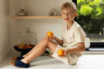 Les Petits Jerseys Bleu profond aux pieds d'un petit garçon