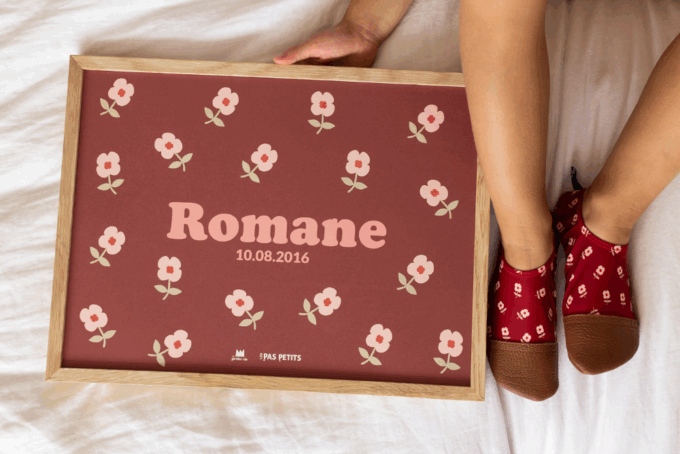 Affiche prénom personnalisée avec motif petits coquelicots sur fond rouge