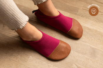 Les Petits Jerseys Cherry aux pieds d'un enfant