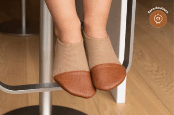 Les Petits Jerseys Noisettes aux pieds d'un enfant
