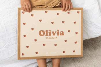 Affiche beige prénom personnalisée avec motifs petits cœurs bicolores