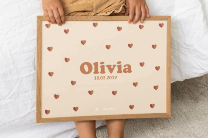 Affiche beige prénom personnalisée avec motifs petits cœurs bicolores