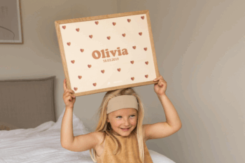 Affiche prénom personnalisée beige avec motif cœurs bicolores