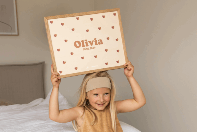 Affiche prénom personnalisée beige avec motif cœurs bicolores