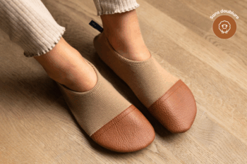 Les Petits Jerseys Noisettes aux pieds d'un enfant